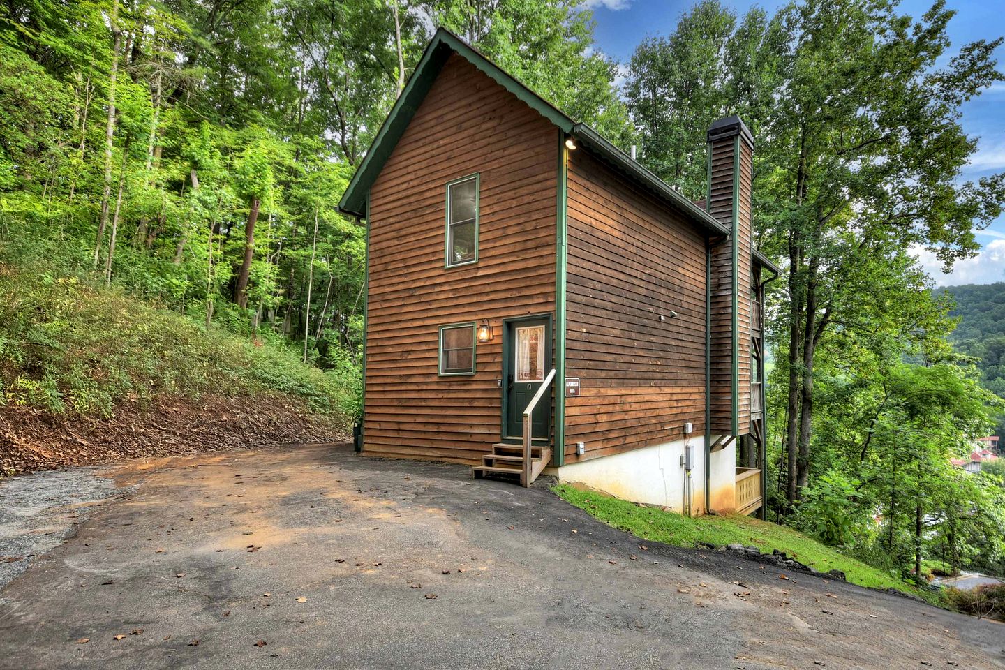 Vibrant Cozy Cabin Retreat near Chattahoochee River in Georgia