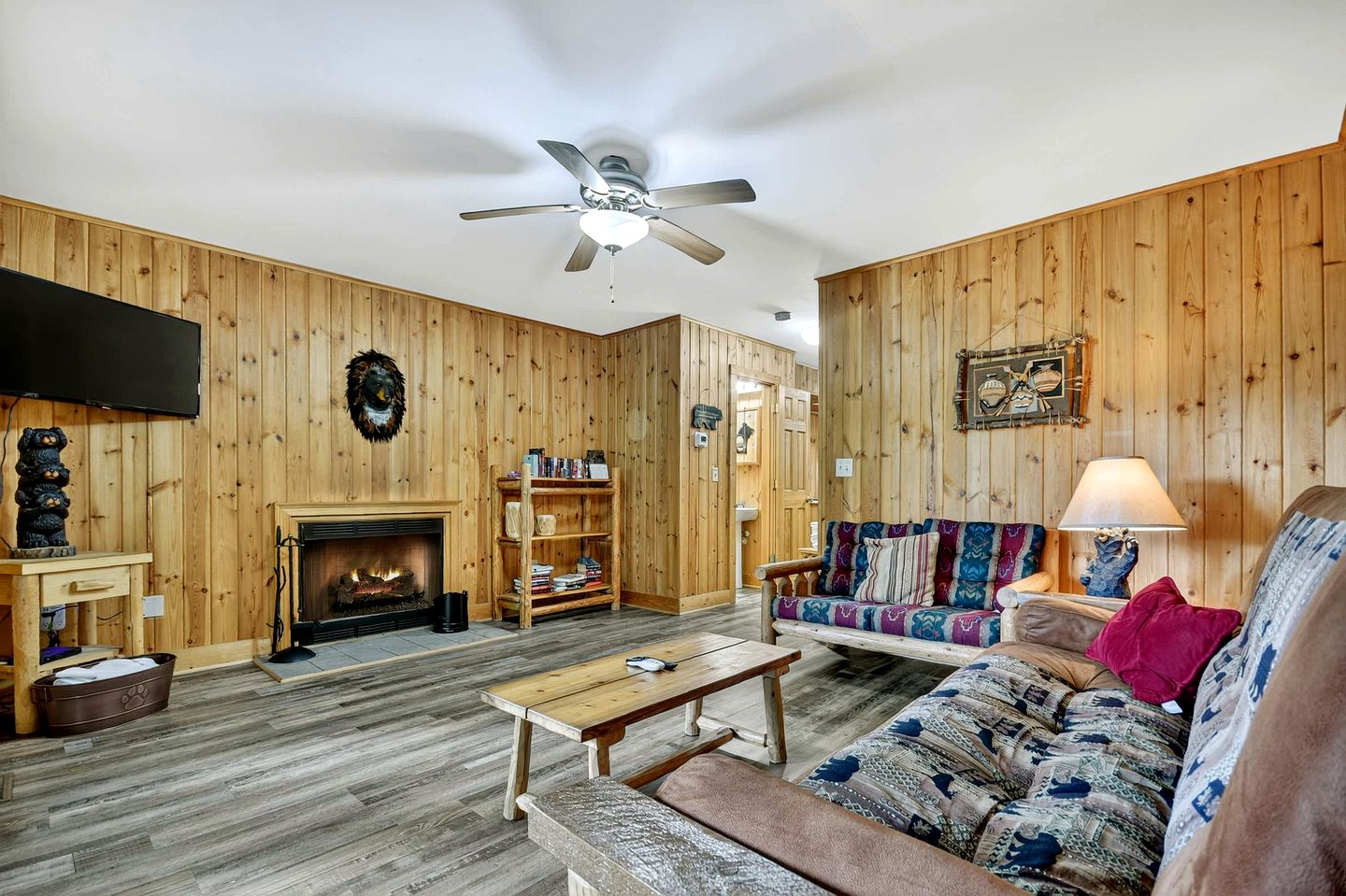 Vibrant Cozy Cabin Retreat near Chattahoochee River in Georgia