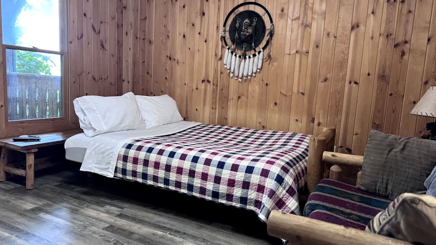 Vibrant Cozy Cabin Retreat near Chattahoochee River in Georgia