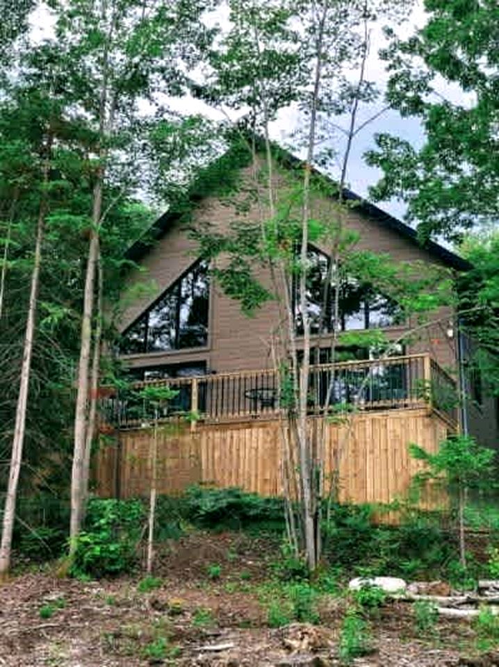 Secluded Forest Cottage with Screened Porch and Trail Access Near Lakes, St-Alphonse-Rodriguez Quebec
