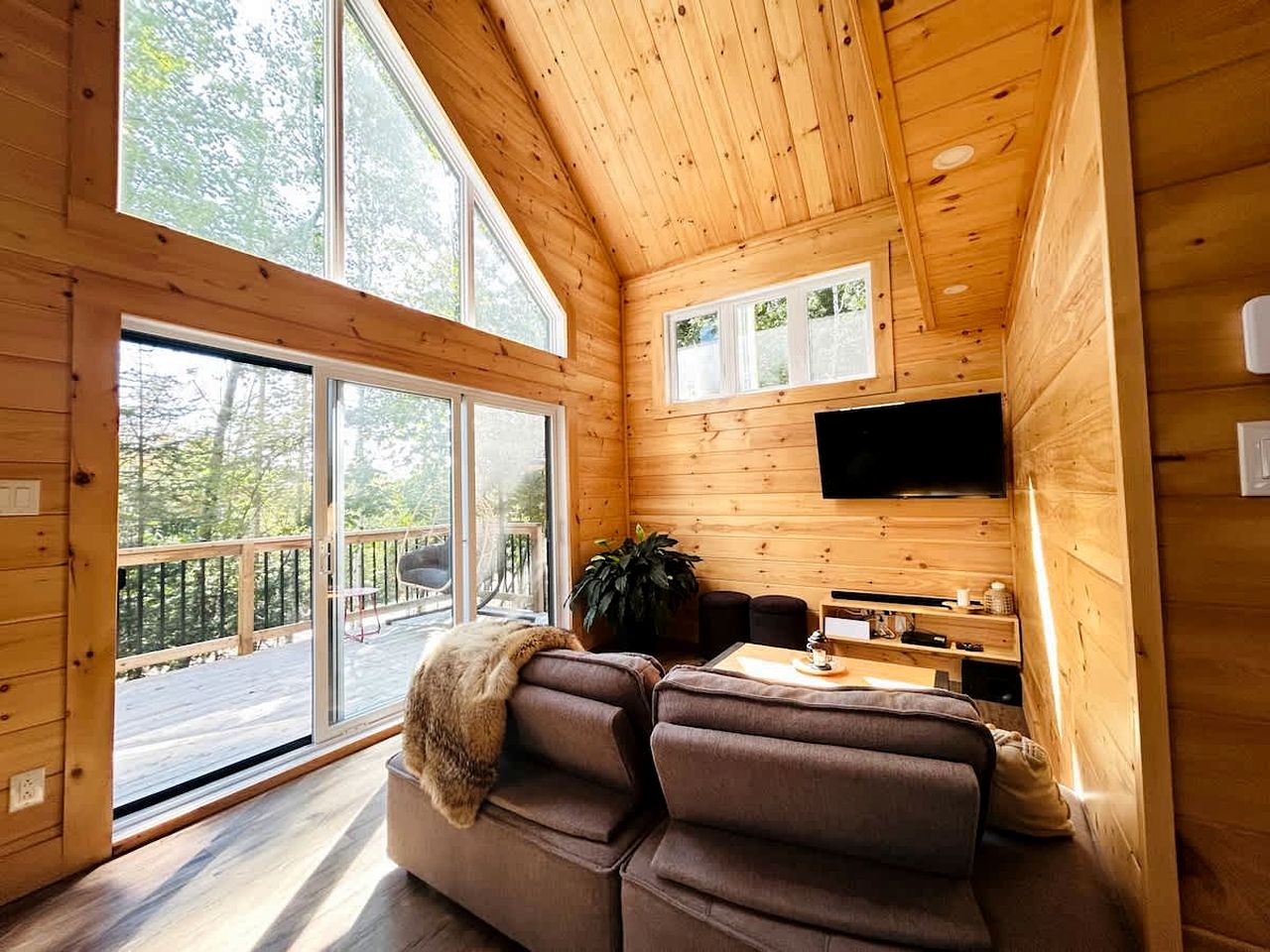 Secluded Forest Cottage with Screened Porch and Trail Access Near Lakes, St-Alphonse-Rodriguez Quebec