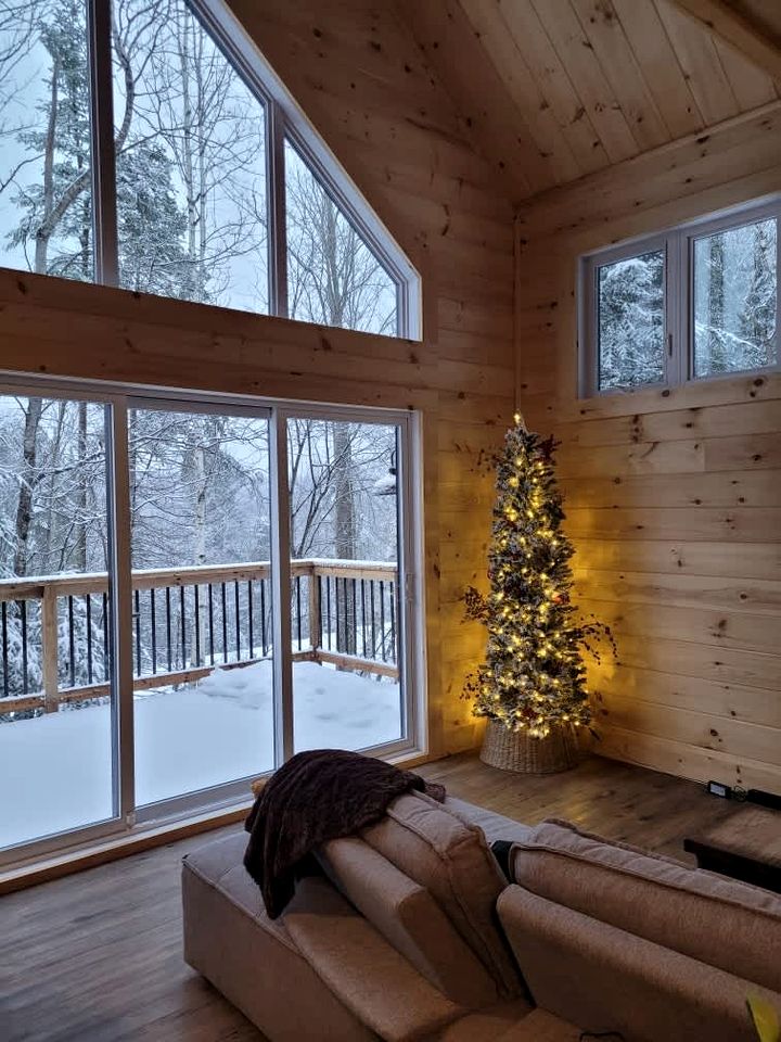 Secluded Forest Cottage with Screened Porch and Trail Access Near Lakes, St-Alphonse-Rodriguez Quebec