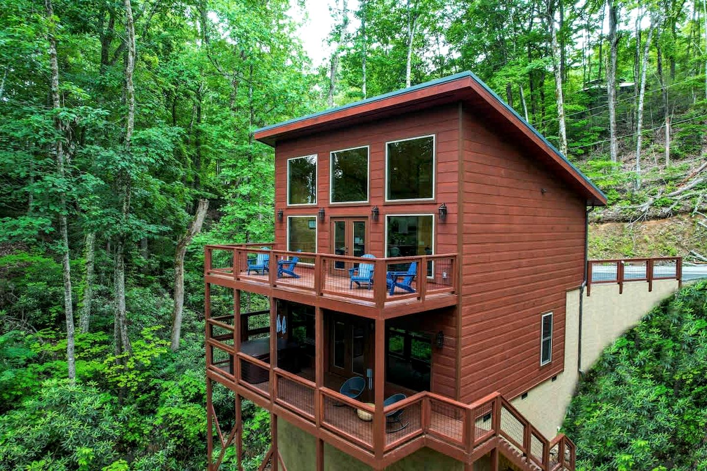 Cozy Mountain Cabin with Hot Tub & Game Room near Great Smoky Mountains – Gatlinburg, TN
