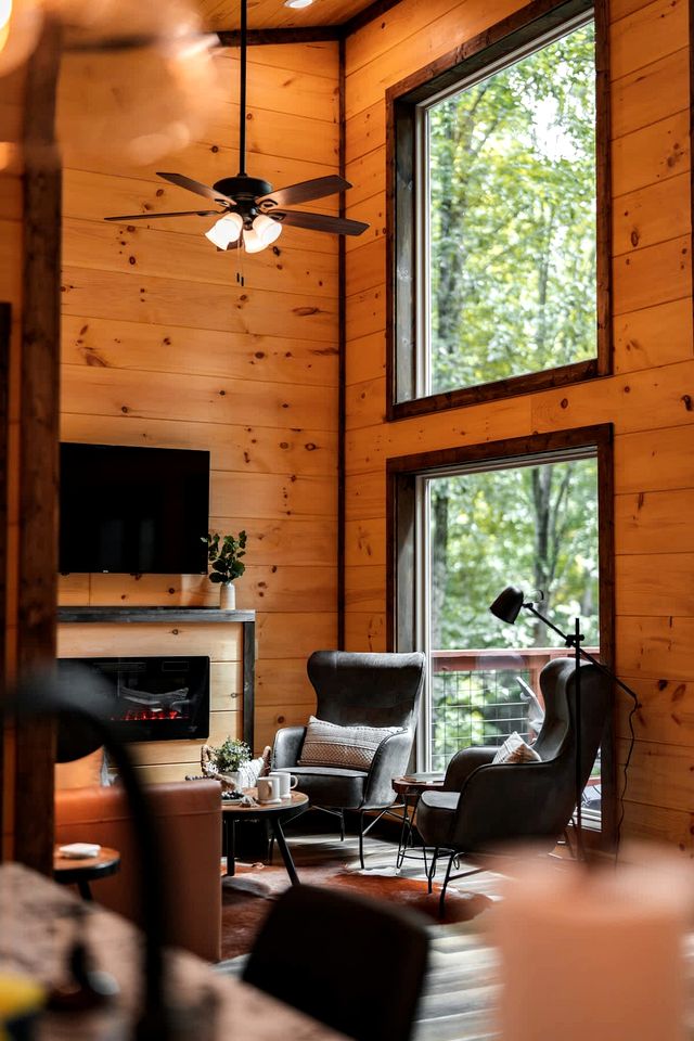 Cozy Mountain Cabin with Hot Tub & Game Room near Great Smoky Mountains – Gatlinburg, TN