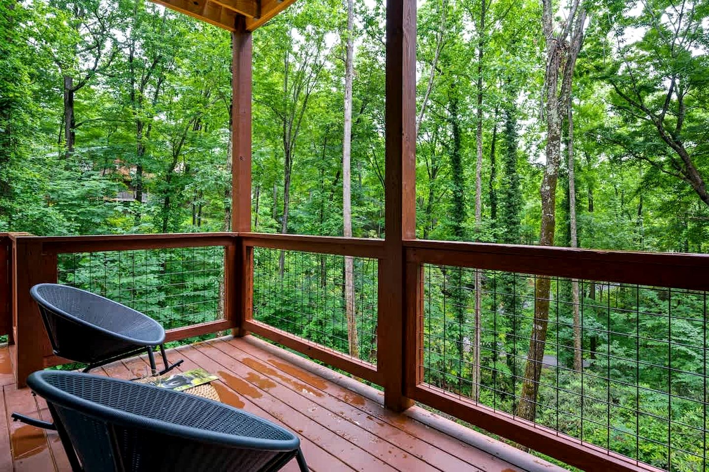 Cozy Mountain Cabin with Hot Tub & Game Room near Great Smoky Mountains – Gatlinburg, TN