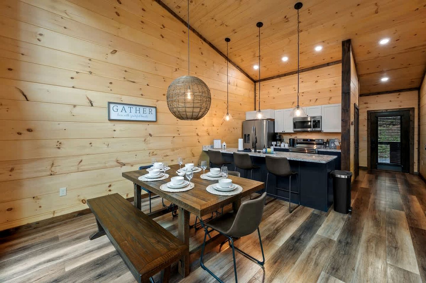 Cozy Mountain Cabin with Hot Tub & Game Room near Great Smoky Mountains – Gatlinburg, TN