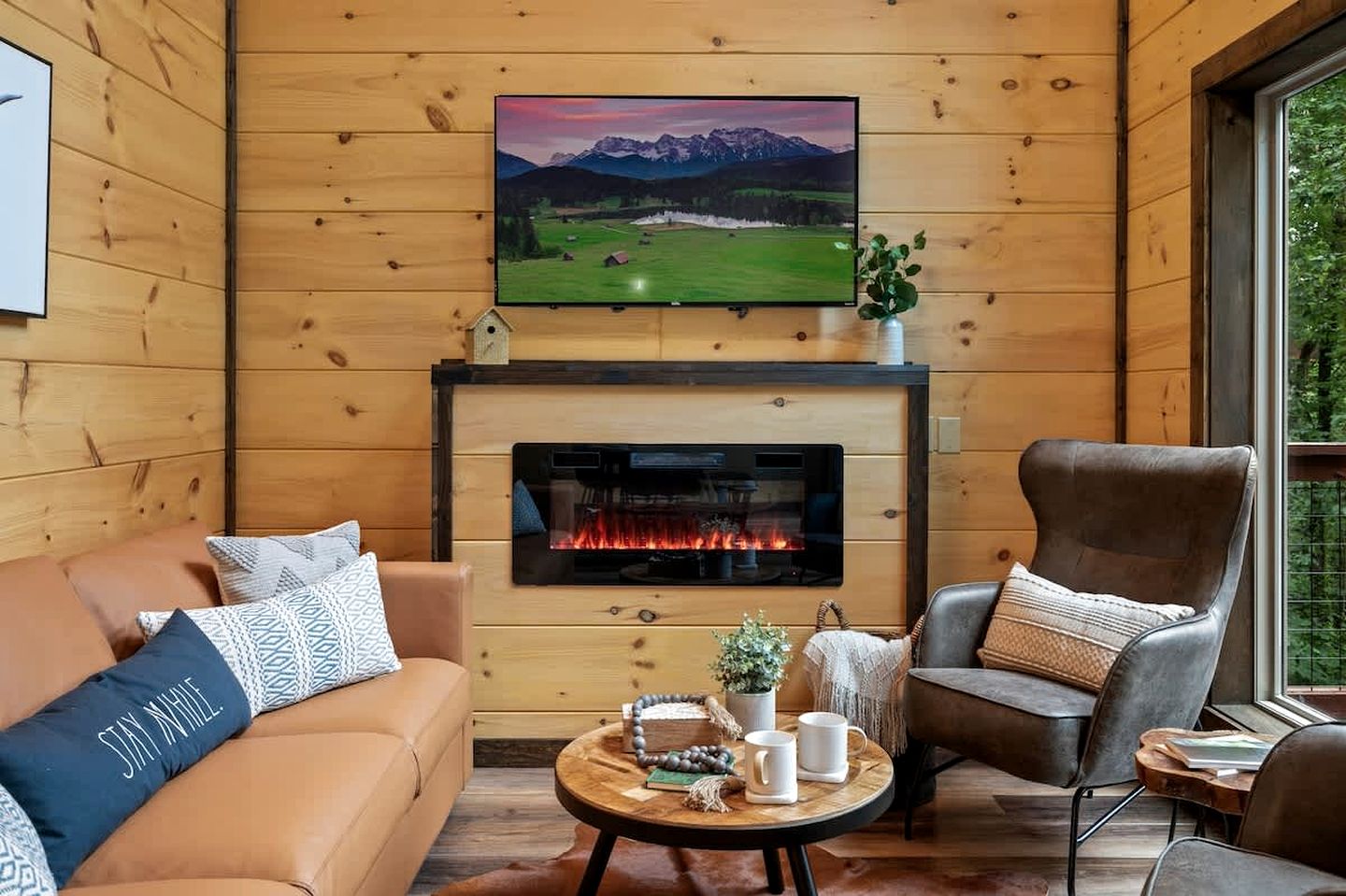 Cozy Mountain Cabin with Hot Tub & Game Room near Great Smoky Mountains – Gatlinburg, TN