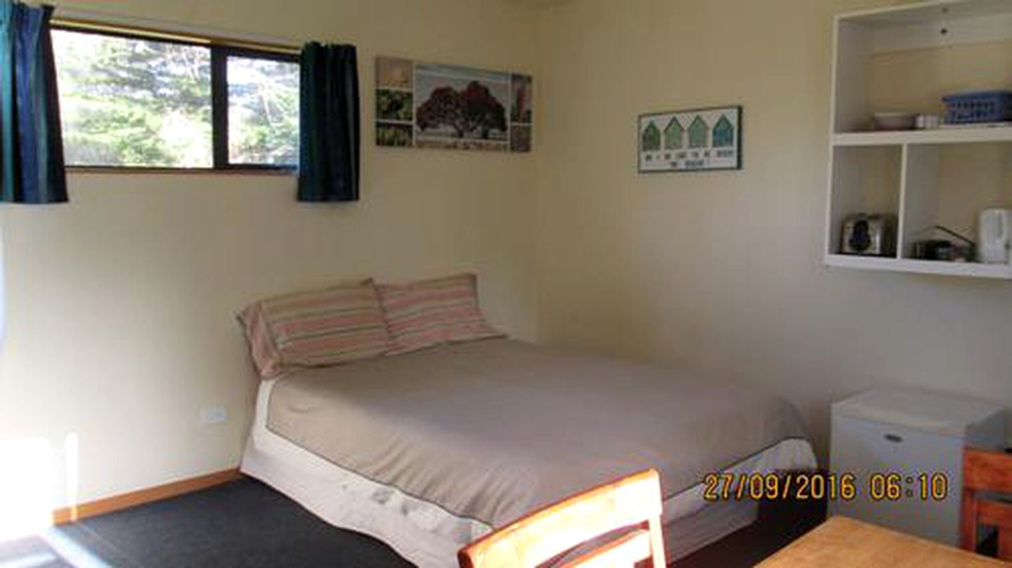 Cozy Cabin for Four on Surat Bay in Newhaven, New Zealand