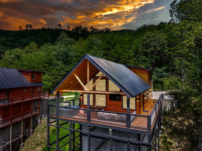 Luxe Mountain Chalet with Hot Tub & Game Loft near Pigeon Forge & Gatlinburg, TN