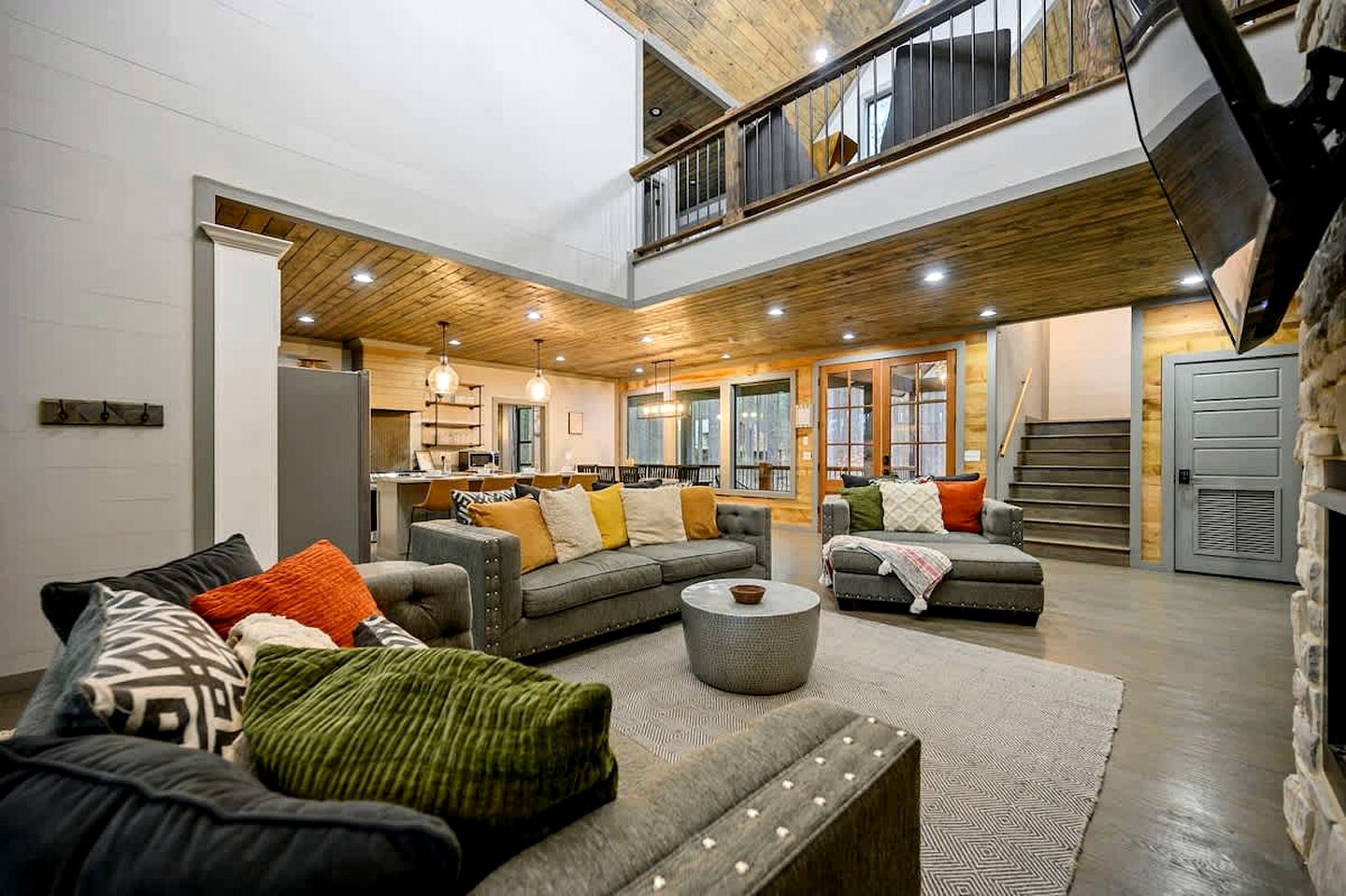 Luxury Forest Cabin with Hot Tub, Fire Pit & Game Room Near Broken Bow Lake, Broken Bow, Oklahoma