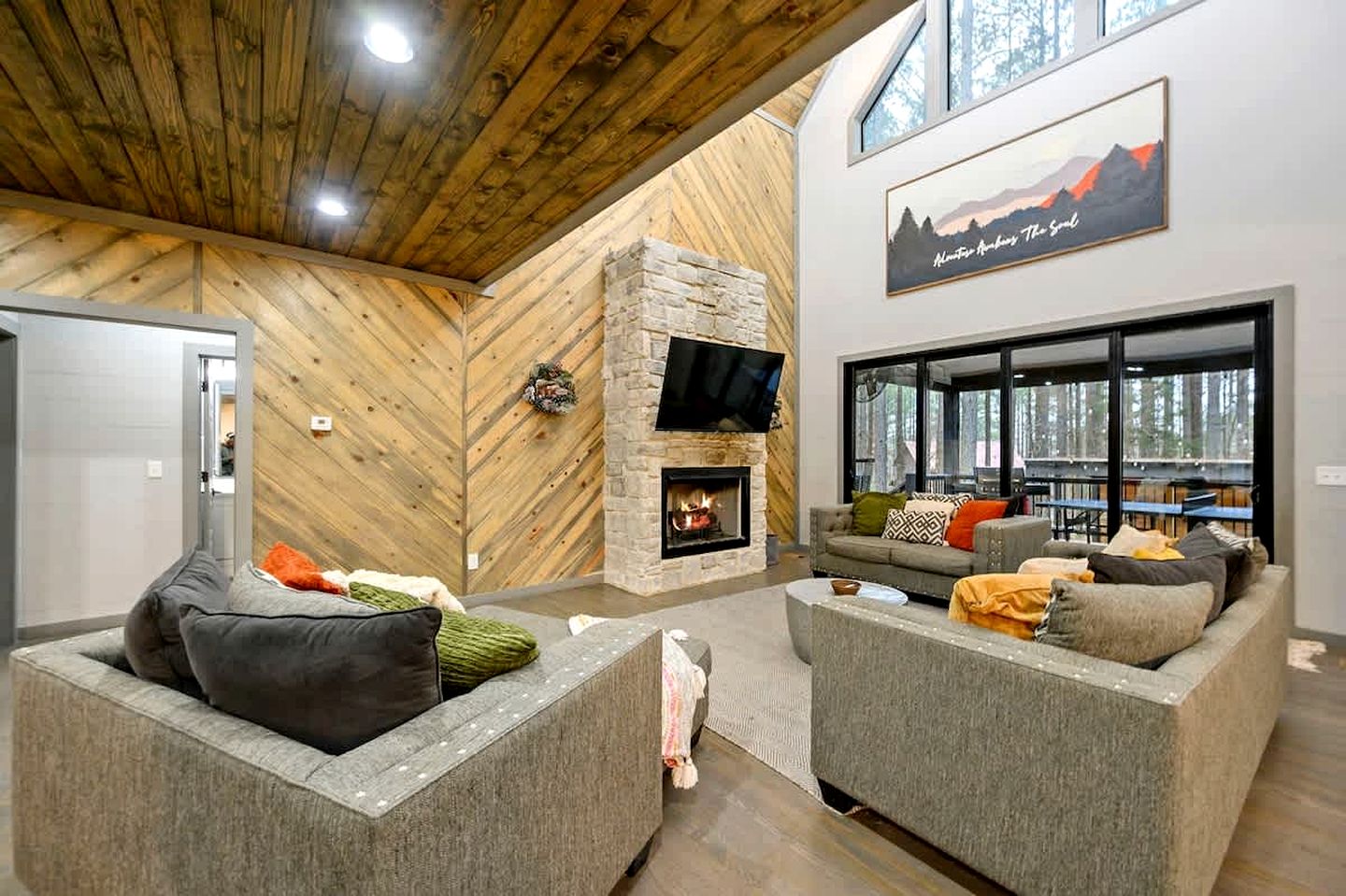 Luxury Forest Cabin with Hot Tub, Fire Pit & Game Room Near Broken Bow Lake, Broken Bow, Oklahoma
