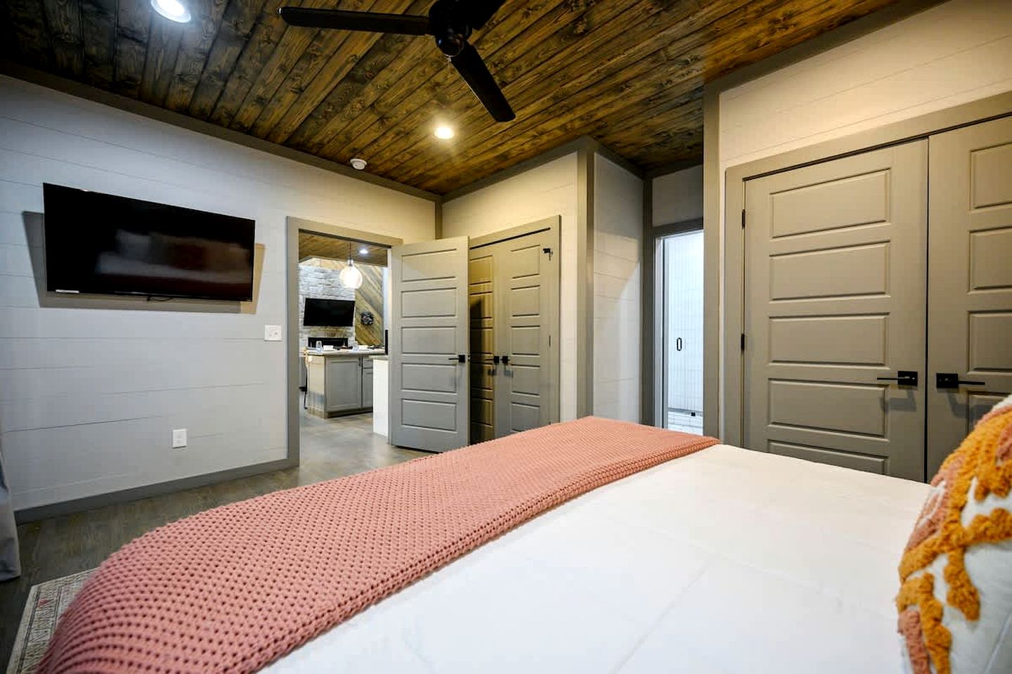 Luxury Forest Cabin with Hot Tub, Fire Pit & Game Room Near Broken Bow Lake, Broken Bow, Oklahoma