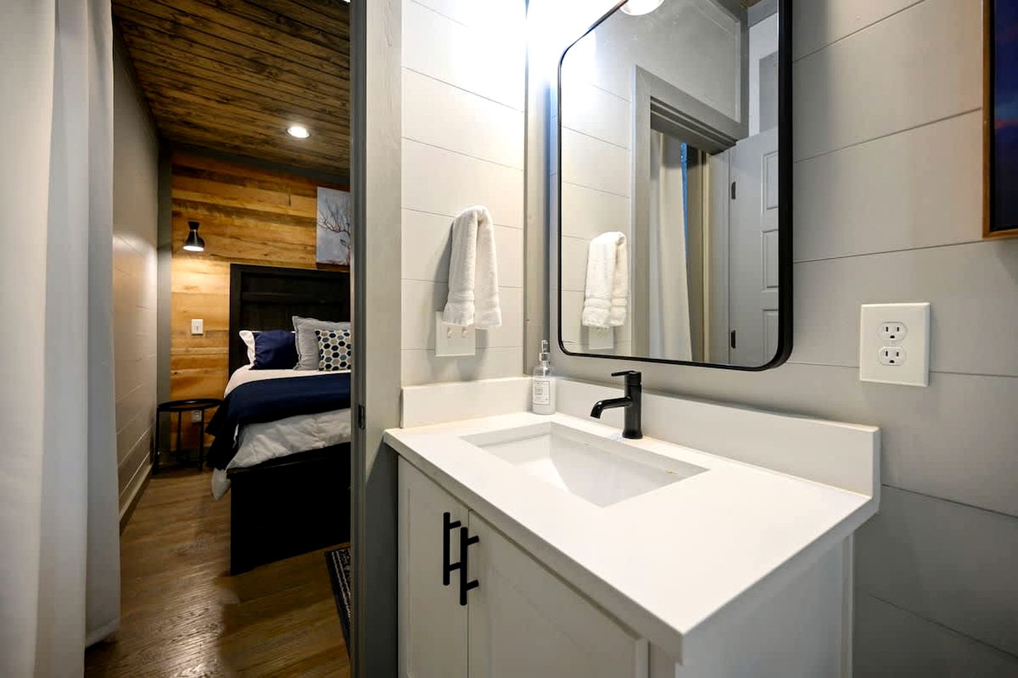 Luxury Forest Cabin with Hot Tub, Fire Pit & Game Room Near Broken Bow Lake, Broken Bow, Oklahoma