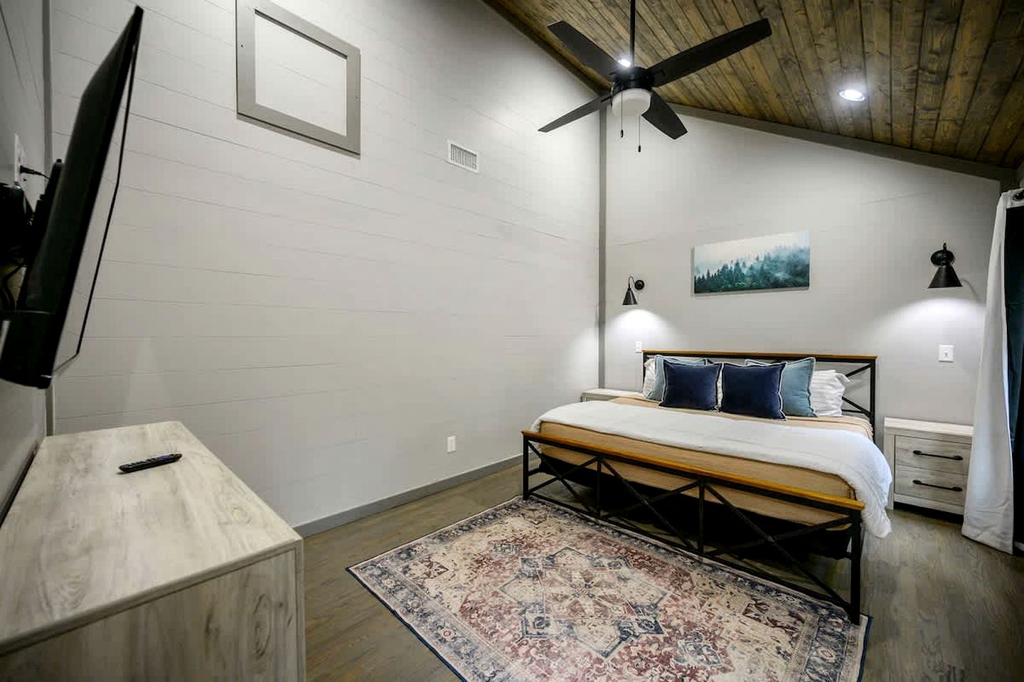 Luxury Forest Cabin with Hot Tub, Fire Pit & Game Room Near Broken Bow Lake, Broken Bow, Oklahoma