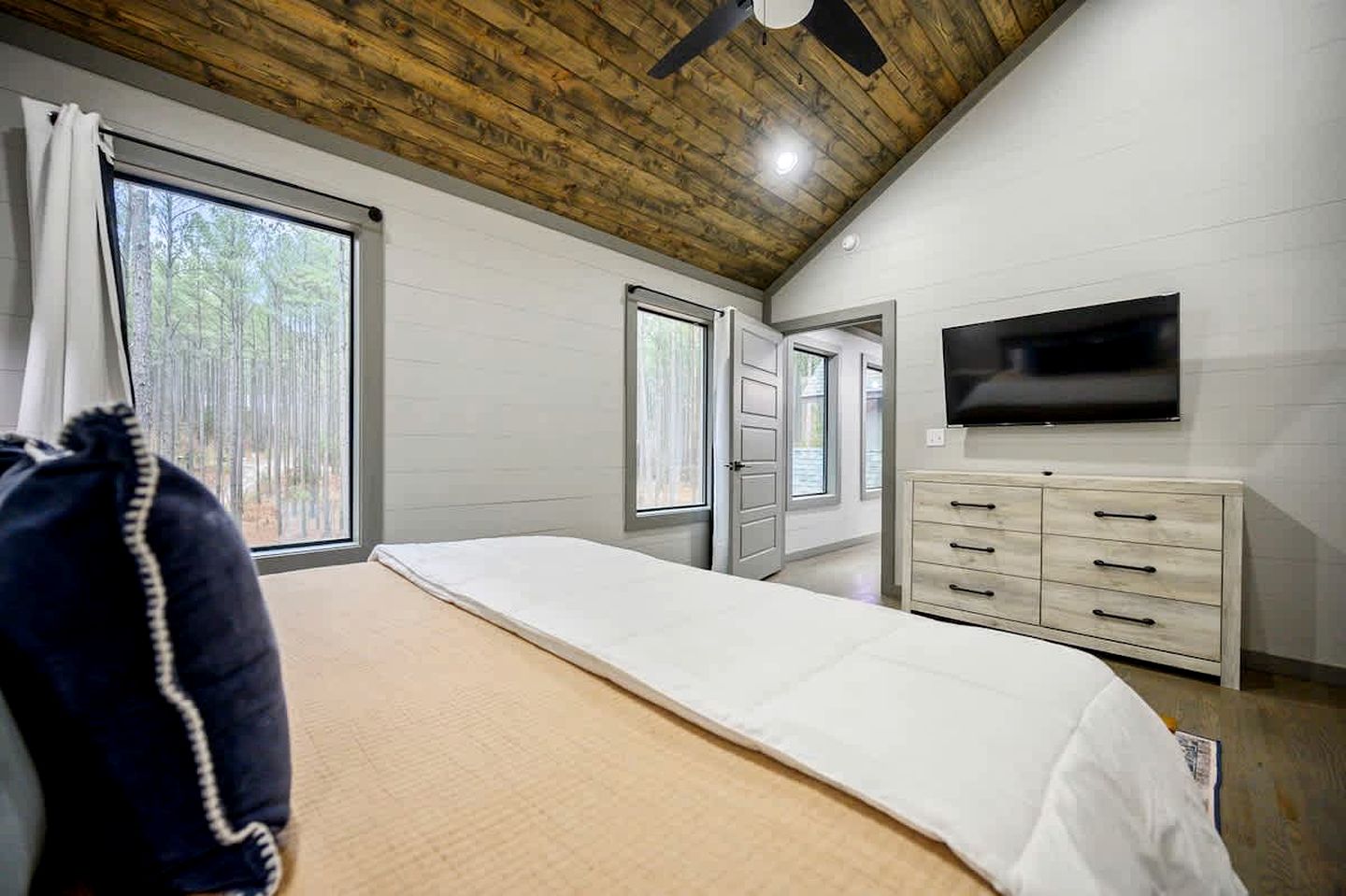 Luxury Forest Cabin with Hot Tub, Fire Pit & Game Room Near Broken Bow Lake, Broken Bow, Oklahoma