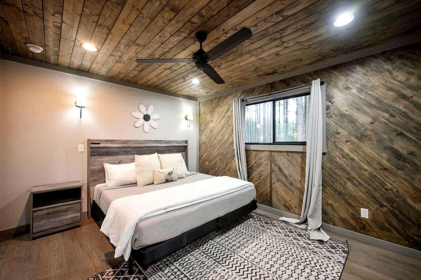 Luxury Forest Cabin with Hot Tub, Fire Pit & Game Room Near Broken Bow Lake, Broken Bow, Oklahoma