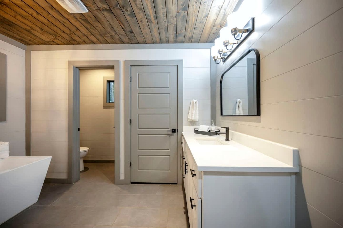 Luxury Forest Cabin with Hot Tub, Fire Pit & Game Room Near Broken Bow Lake, Broken Bow, Oklahoma
