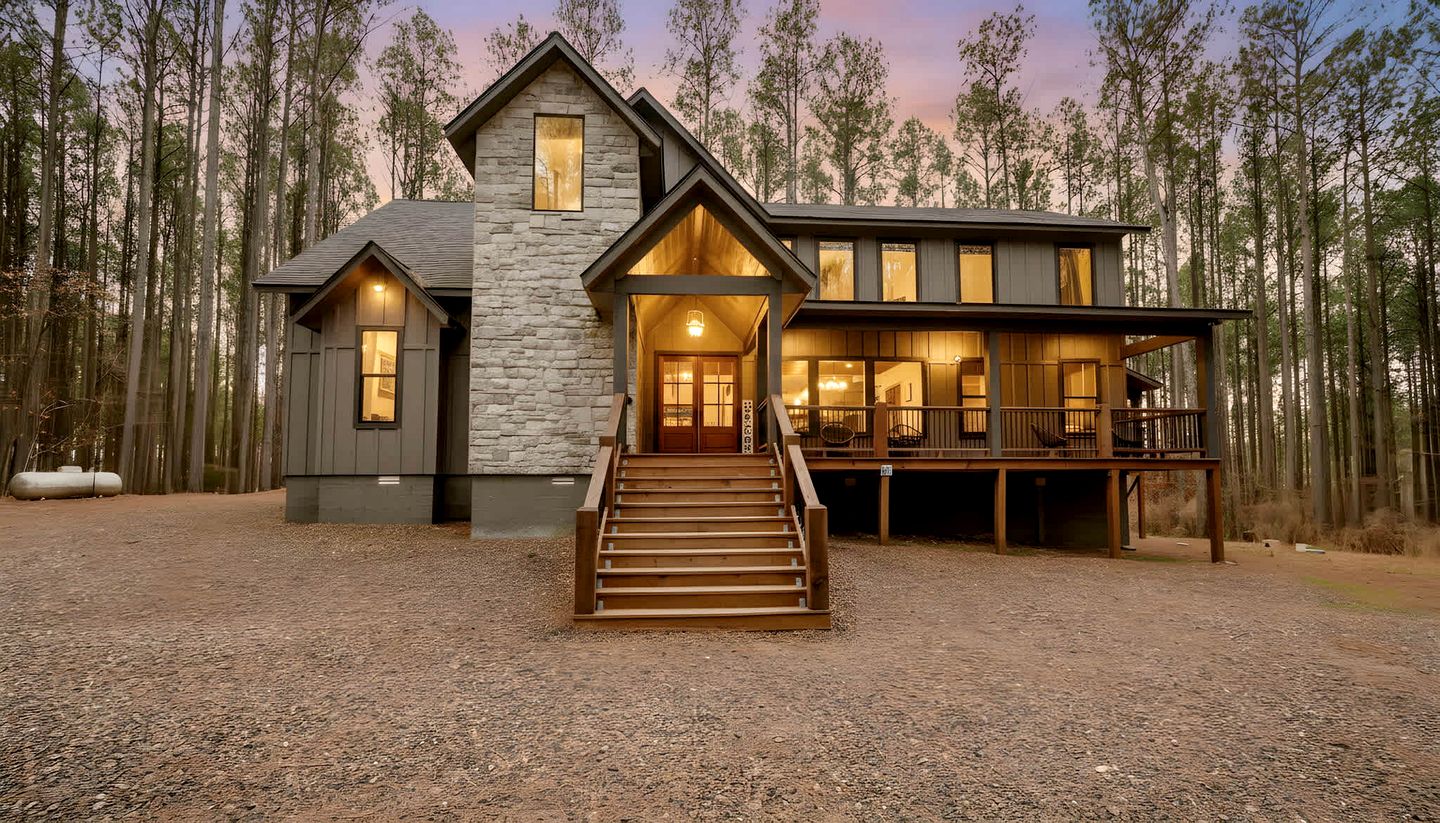 Luxury Forest Cabin with Hot Tub, Fire Pit & Game Room Near Broken Bow Lake, Broken Bow, Oklahoma