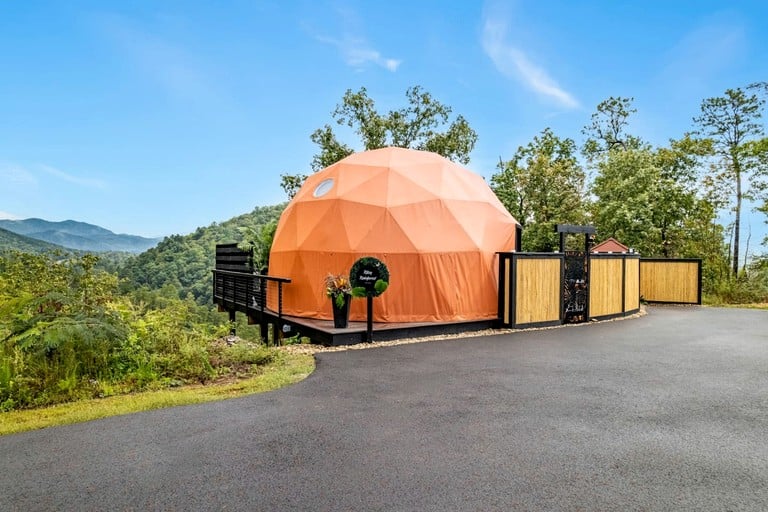 Unforgettable Escape – Rainforest-Themed Dome with AC & Fire Pit in Townsend, TN