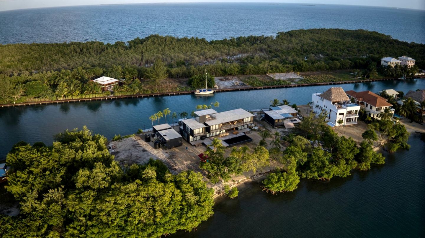 Spectacular Beachfront Villa with Outdoor Villa and Pool Table in Belize