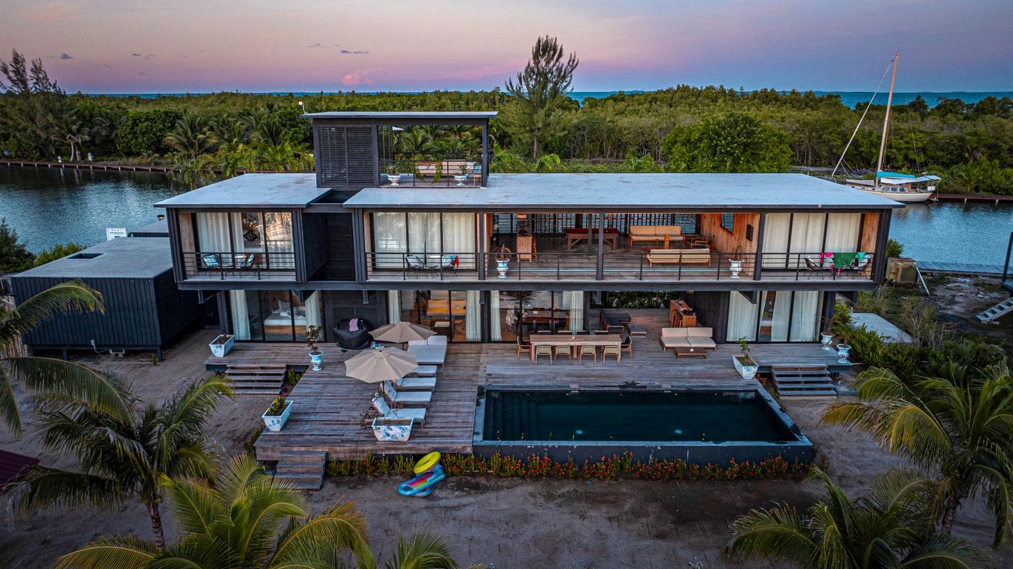 Spectacular Beachfront Villa with Outdoor Villa and Pool Table in Belize