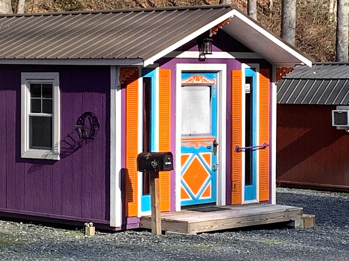 Fantastic Jazz-Themed Tiny House near Bryson City, North Carolina