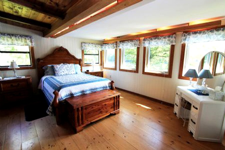 Riverfront Vacation Rental in Draper, Virginia