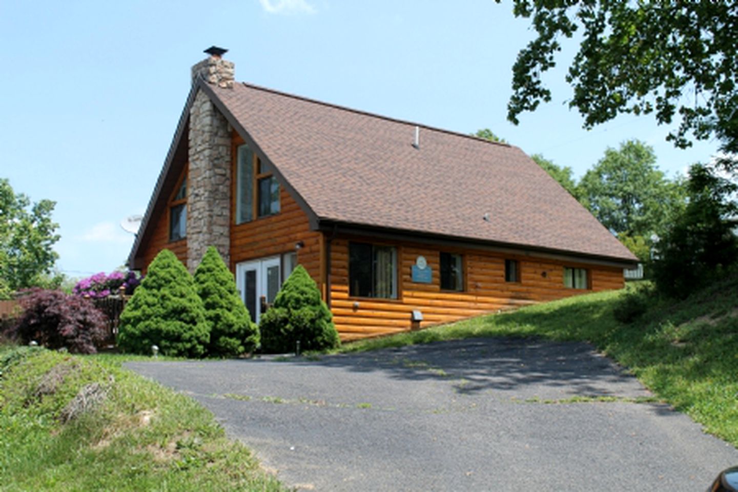 Family Log Cabin Rental in Radford, Virginia