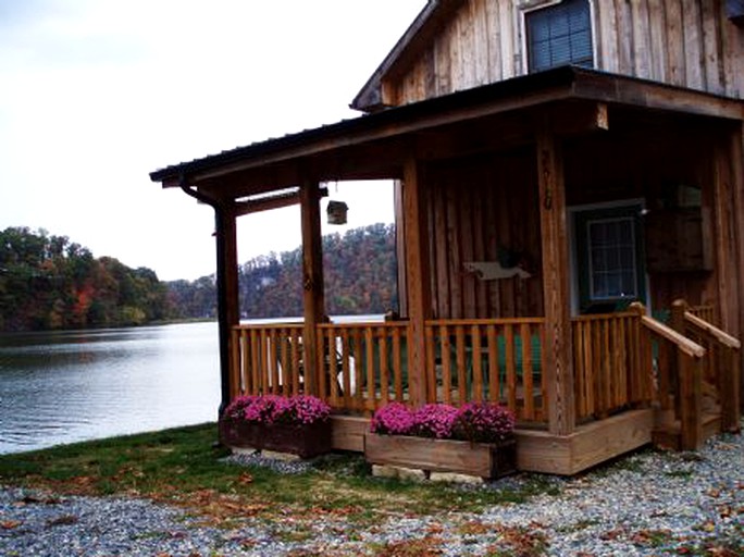 Log Cabins (Hiwassee, Virginia, United States)