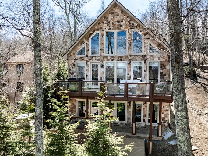 Luxury Ski-In/Ski-Out Lodge with Hot Tub near Blue Ridge Mountains, Wintergreen Resort VA