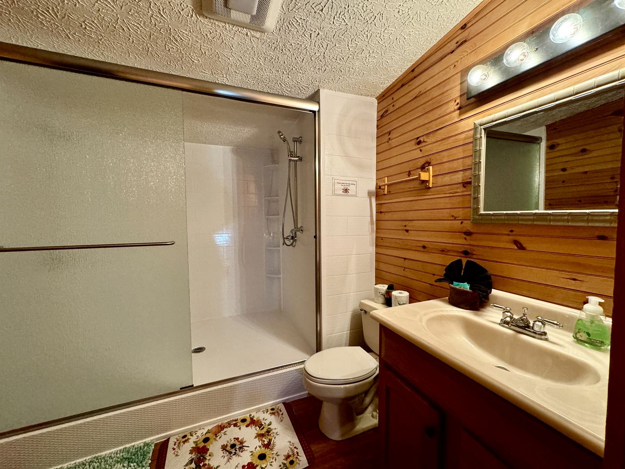 Impressive Log Cabin with Fire Pit, Game Room and Hot-tub in Sevierville, Tennessee