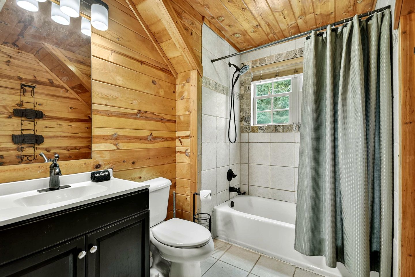 Lush Mountaintop Cabin Haven near Chattahoochee River in Georgia