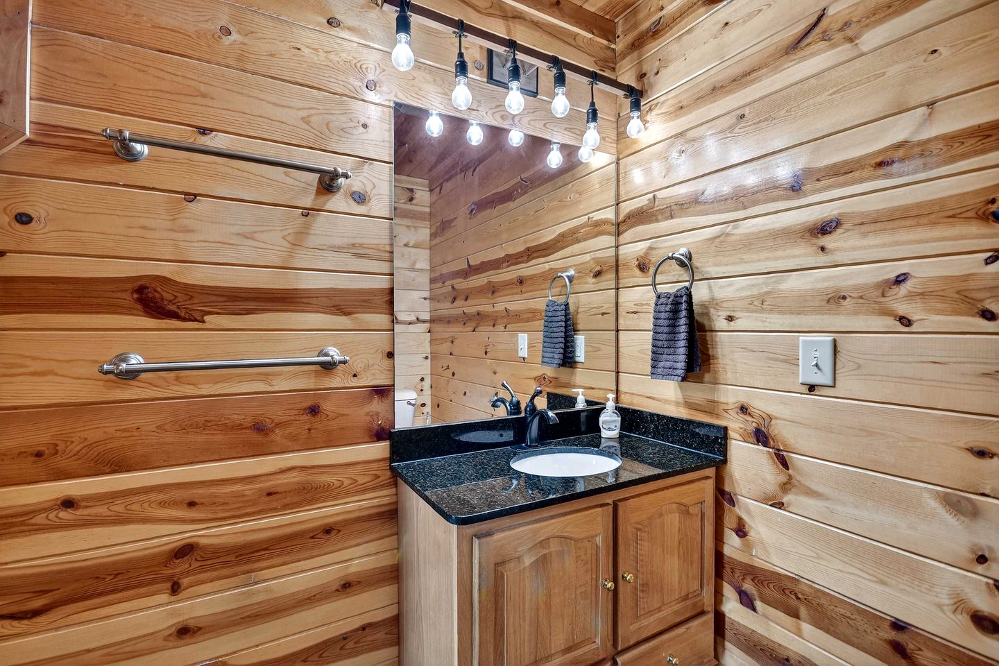 Lush Mountaintop Cabin Haven near Chattahoochee River in Georgia