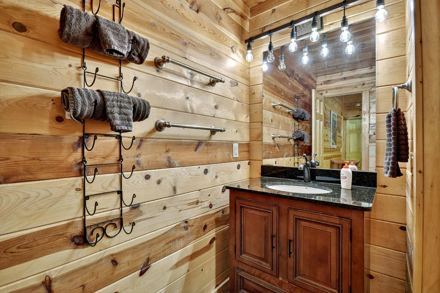 Lush Mountaintop Cabin Haven near Chattahoochee River in Georgia
