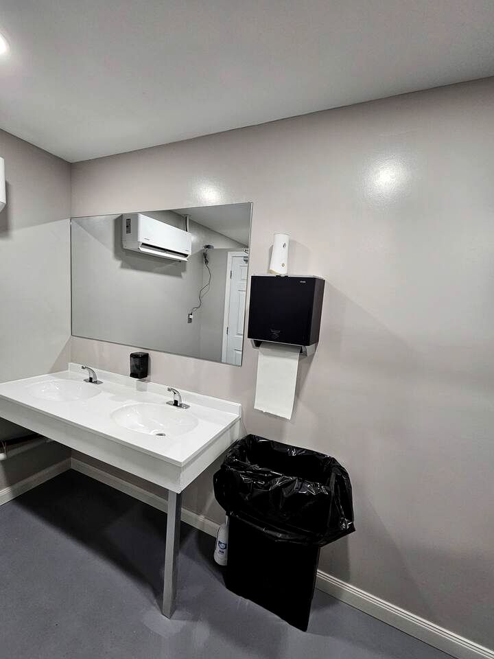 Newly Built Modern Cottage with New England Charm, near the Draper Mountain Trail System