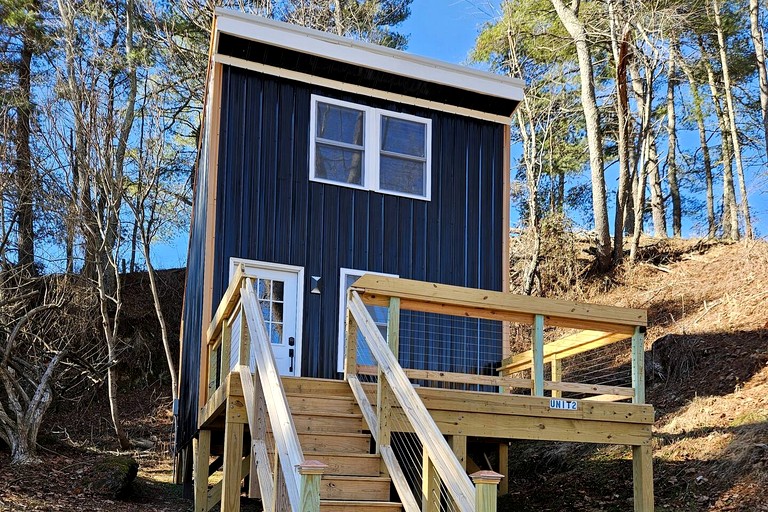 Newly Built Modern Cottage with New England Charm, near the Draper Mountain Trail System