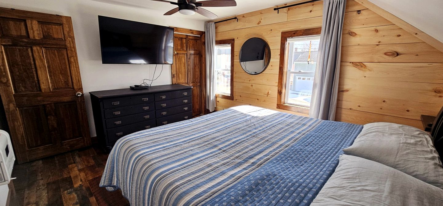 Newly Renovated Cabin with Beautiful Hiking Trails in Maine
