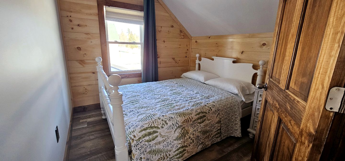 Newly Renovated Cabin with Beautiful Hiking Trails in Maine