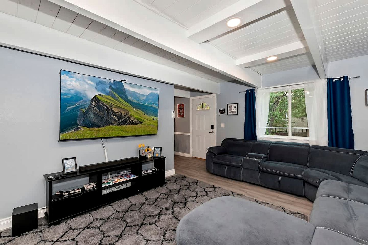 Newly Renovated Mountain Cabin with Epic Kids’ Slide Near Big Bear Lake, California