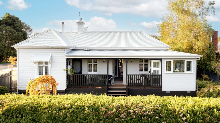 Incredible Cottage with Hot-tub, Fireplace, Barbecue and Lake Access in Daylesford, Victoria