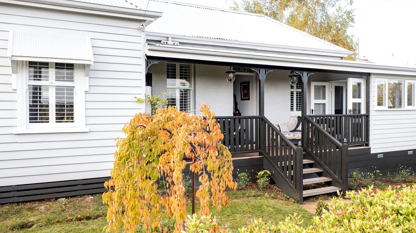 Incredible Cottage with Hot-tub, Fireplace, Barbecue and Lake Access in Daylesford, Victoria