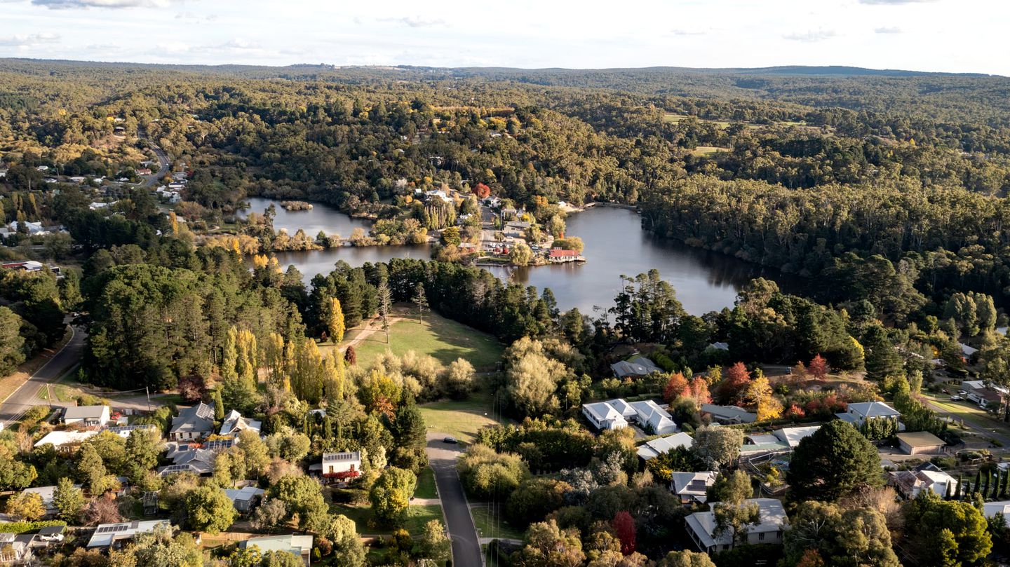 Incredible Cottage with Hot-tub, Fireplace, Barbecue and Lake Access in Daylesford, Victoria