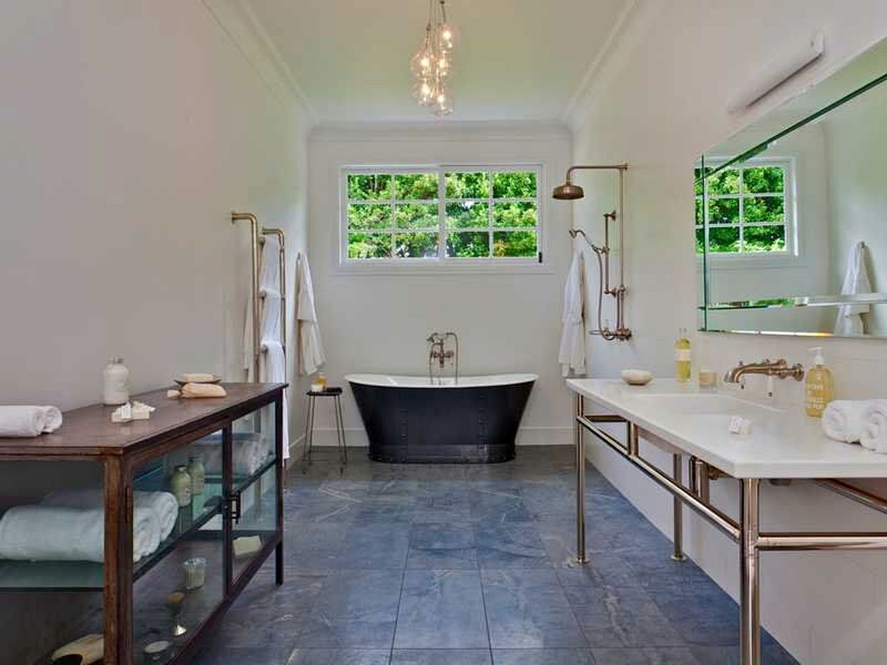 Luxury Family Lodge Getaway with a Pool near Byron Bay, New South Wales