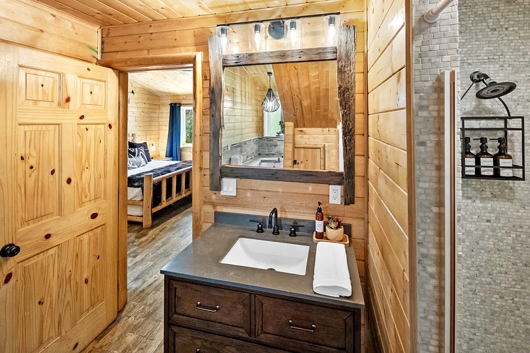 Cabins (United States of America, --, California)