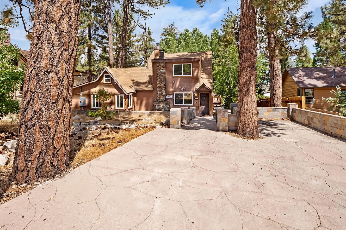 Splendid Cabin with Basket Court, Game Space and Deck in California