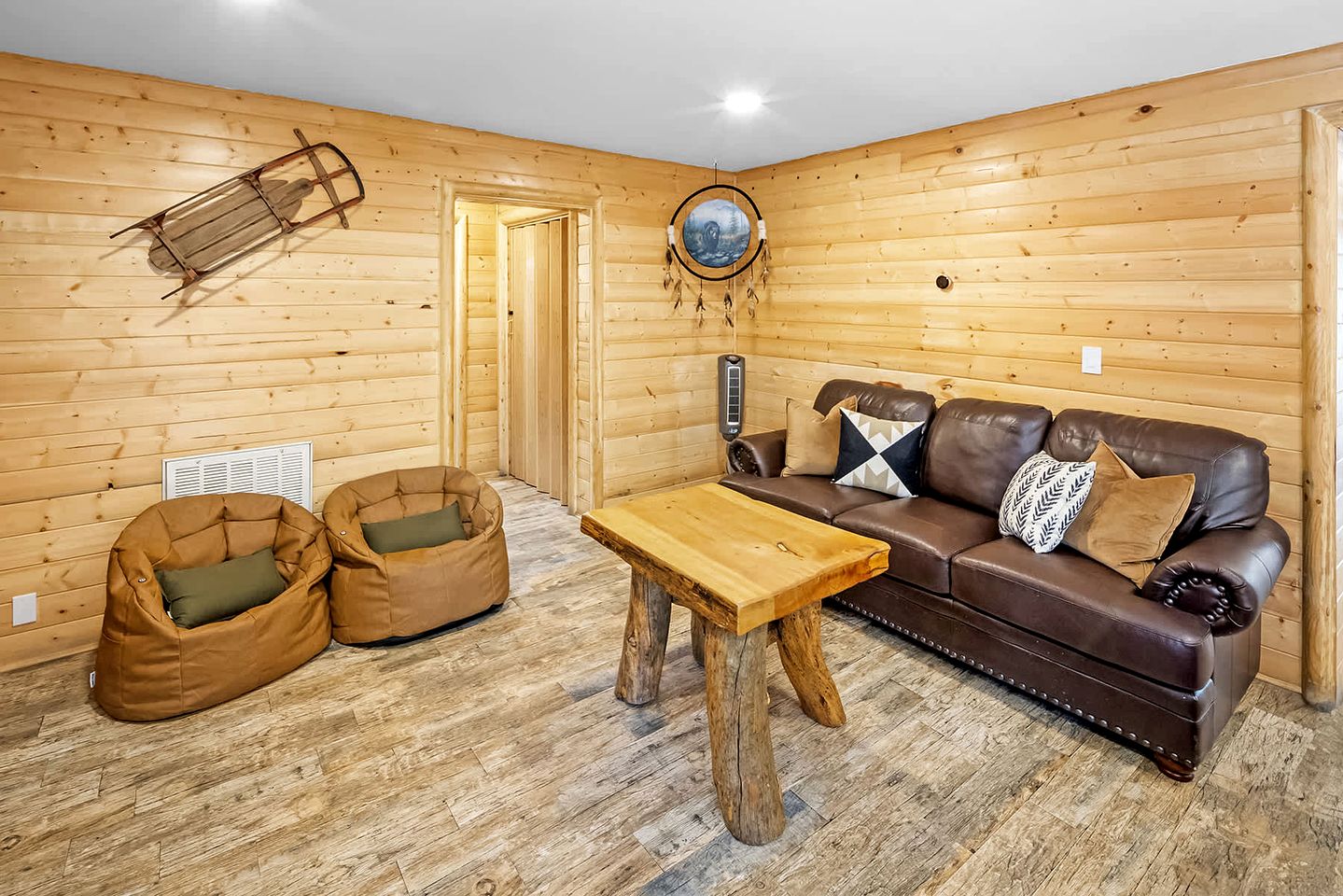 Splendid Cabin with Basket Court, Game Space and Deck in California