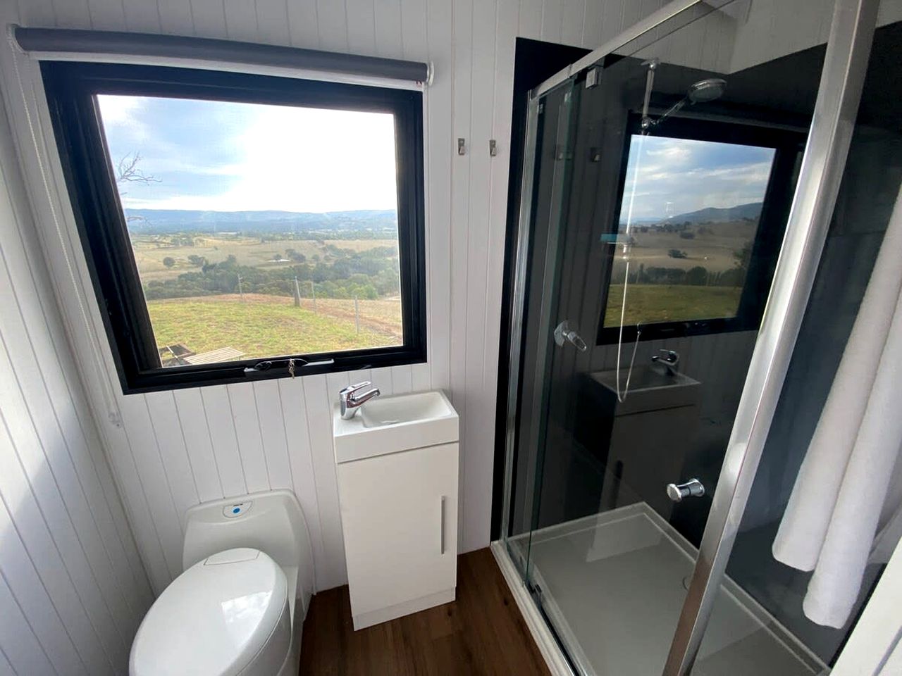 Stunning Tiny House with Fantastic Views in Osbornes Flat, Victoria