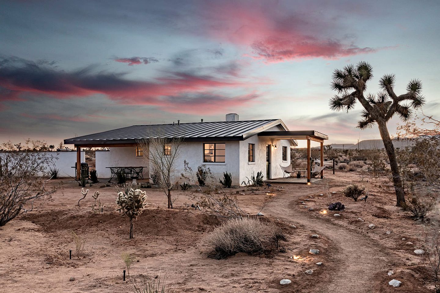 Stunning Cottage with Spa Pool and Fire Pit in Joshua Tree, California