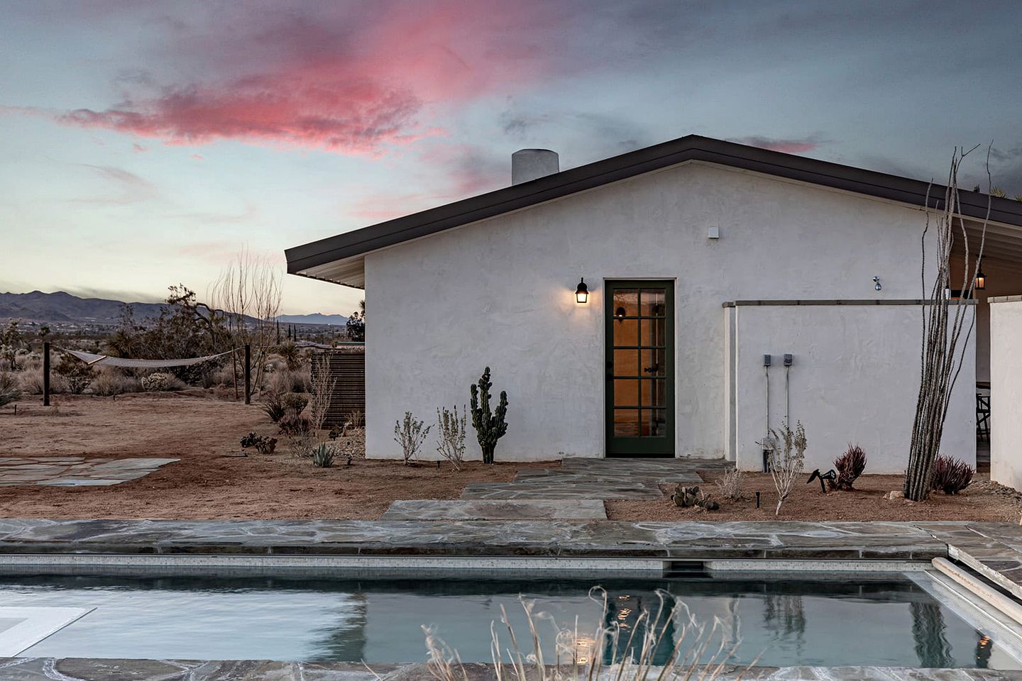 Stunning Cottage with Spa Pool and Fire Pit in Joshua Tree, California