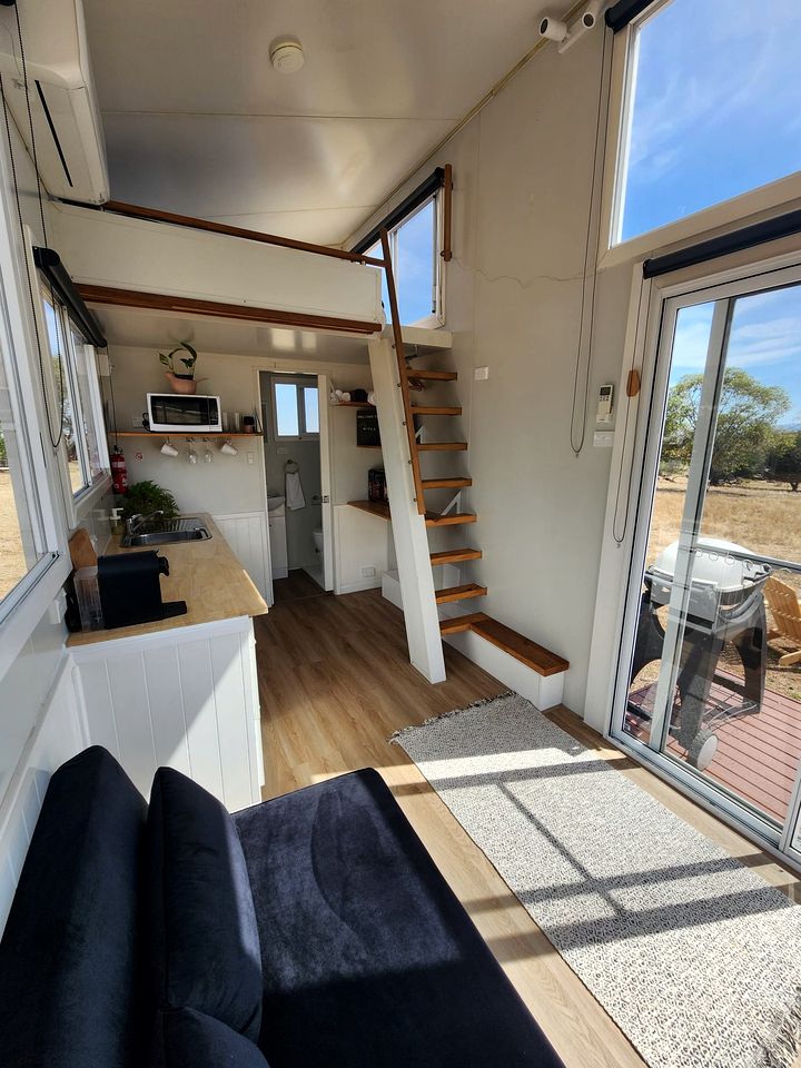 Charming Tiny House Overlooking the Table Top Mountains and Surrounded by Nature in Jindera, New South Wales